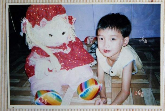 2005年，少年背母上学感动中国后，变性成女人，如今美到认不出