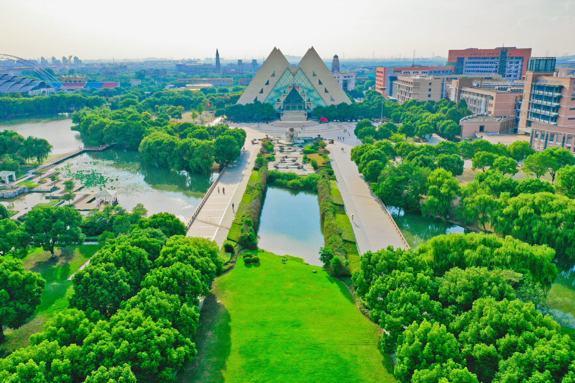 区位优势强录取难度小的公办院校，上海工程技术大学艺考政策解读