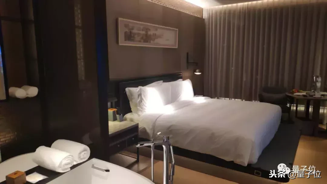 4000块一晚,住进地下88米深坑,这是全国首家AI超五星酒店