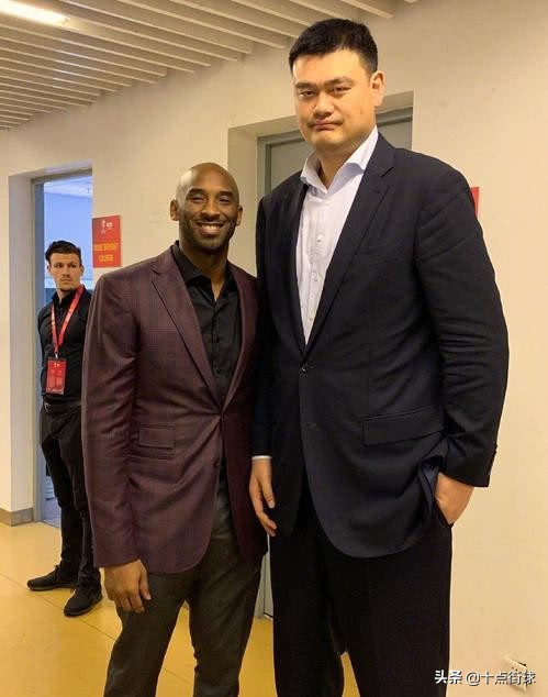 nba科比为什么会退役(科比的那次撞击，真的是导致姚明退役的根本原因吗？其实早有隐患)