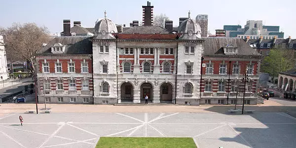 留学同学大多是国人是什么体验？这10所英国大学中国学生最多