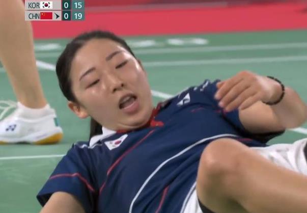 奥运会女子羽毛球双打的比赛视频(2-0！国羽女双让韩国队全军覆没！贾一凡救球摔到对手的场地)