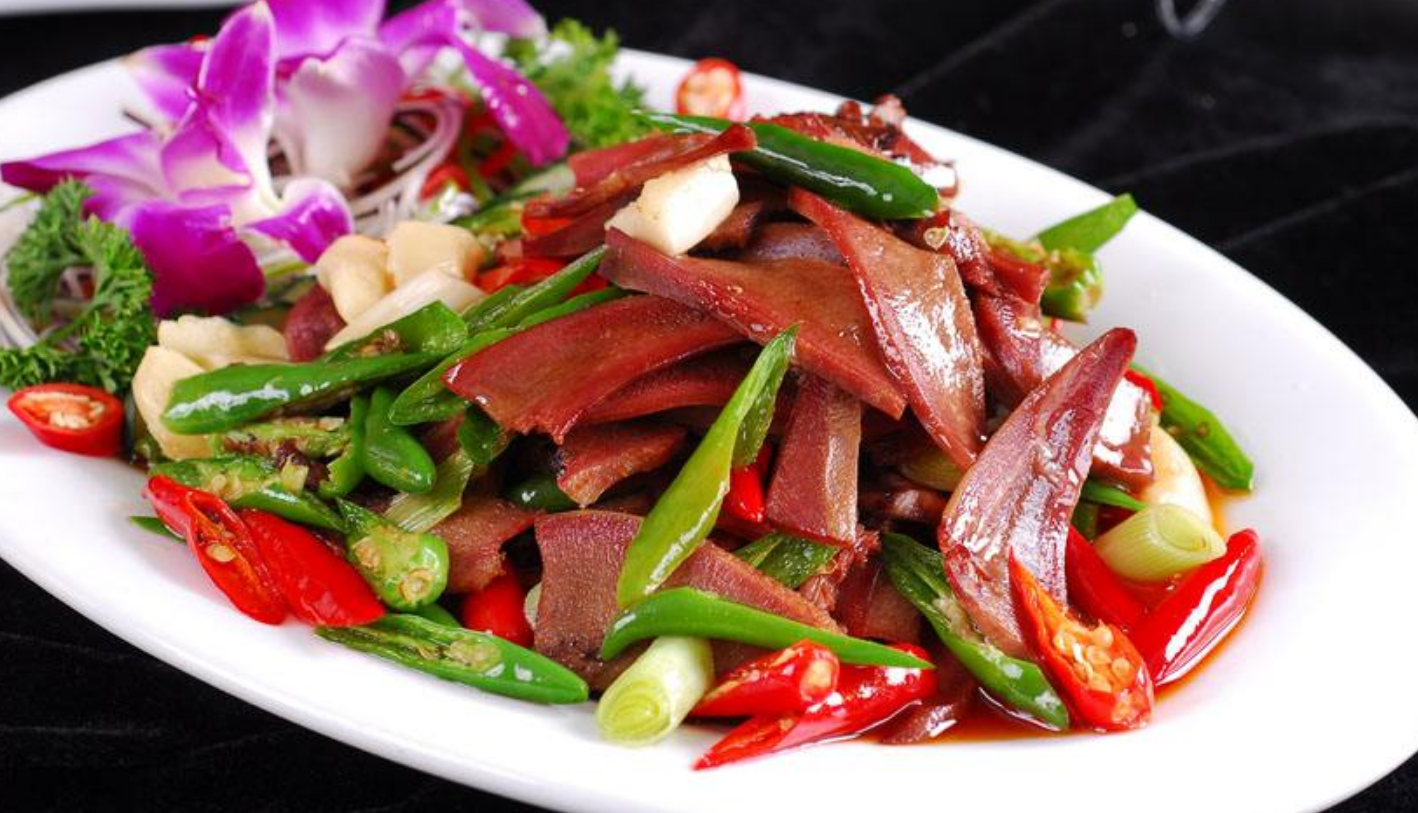 3 彩椒炒猪舌准备食材如下:猪舌两根,彩椒适量,青椒一根,大蒜一瓣,香