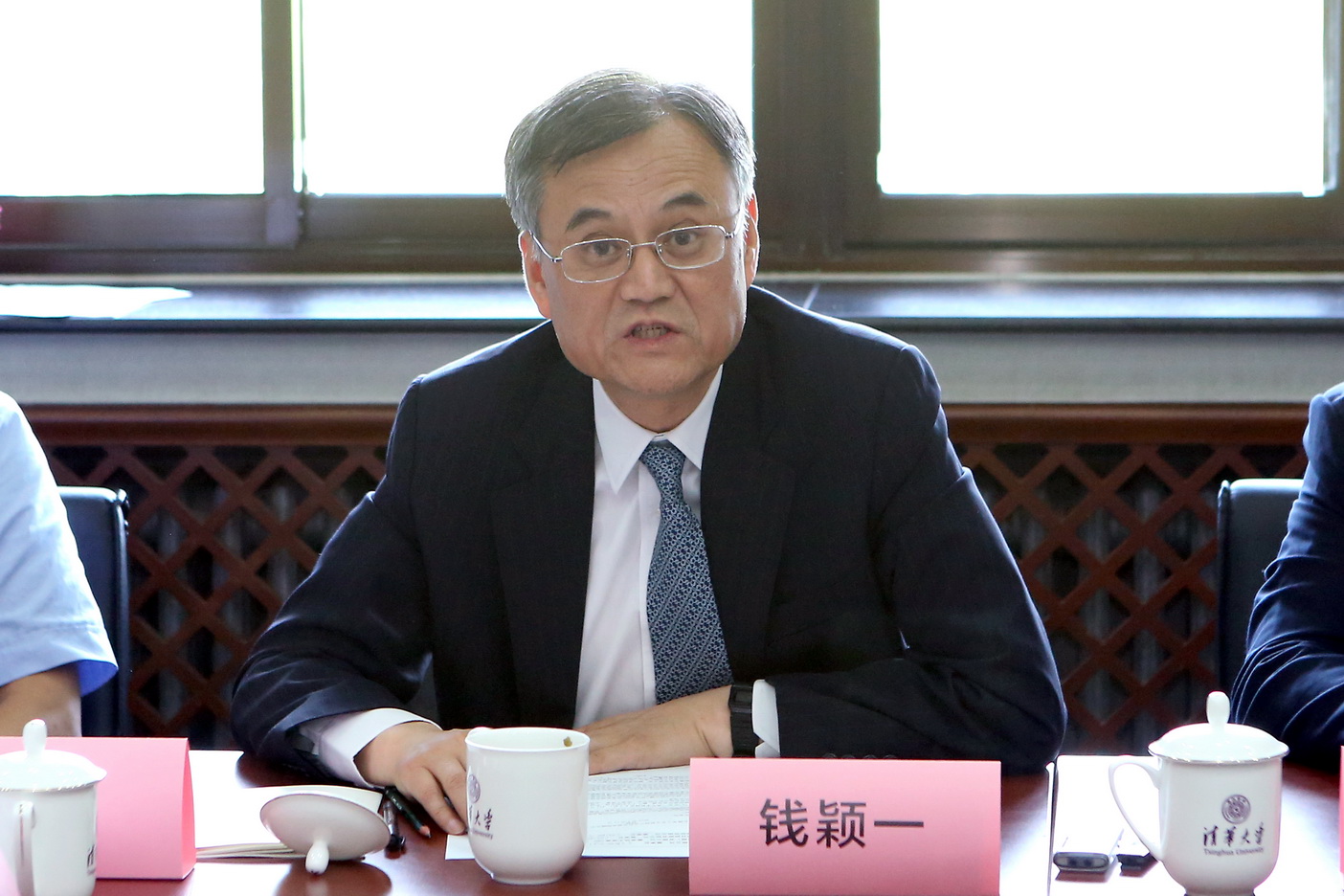 贫穷不是遮拦高贵的方式，一张清华大学的“偷拍照”，诠释了真相