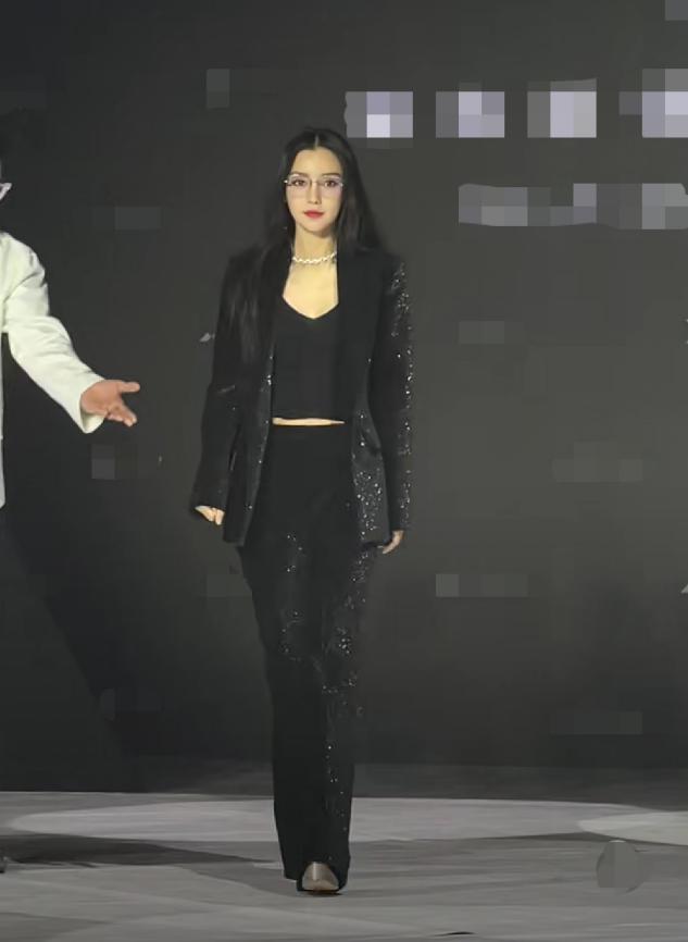 Baby穿抹胸裙秀傲人上围,手臂纤细无赘肉,未受小三风波影响