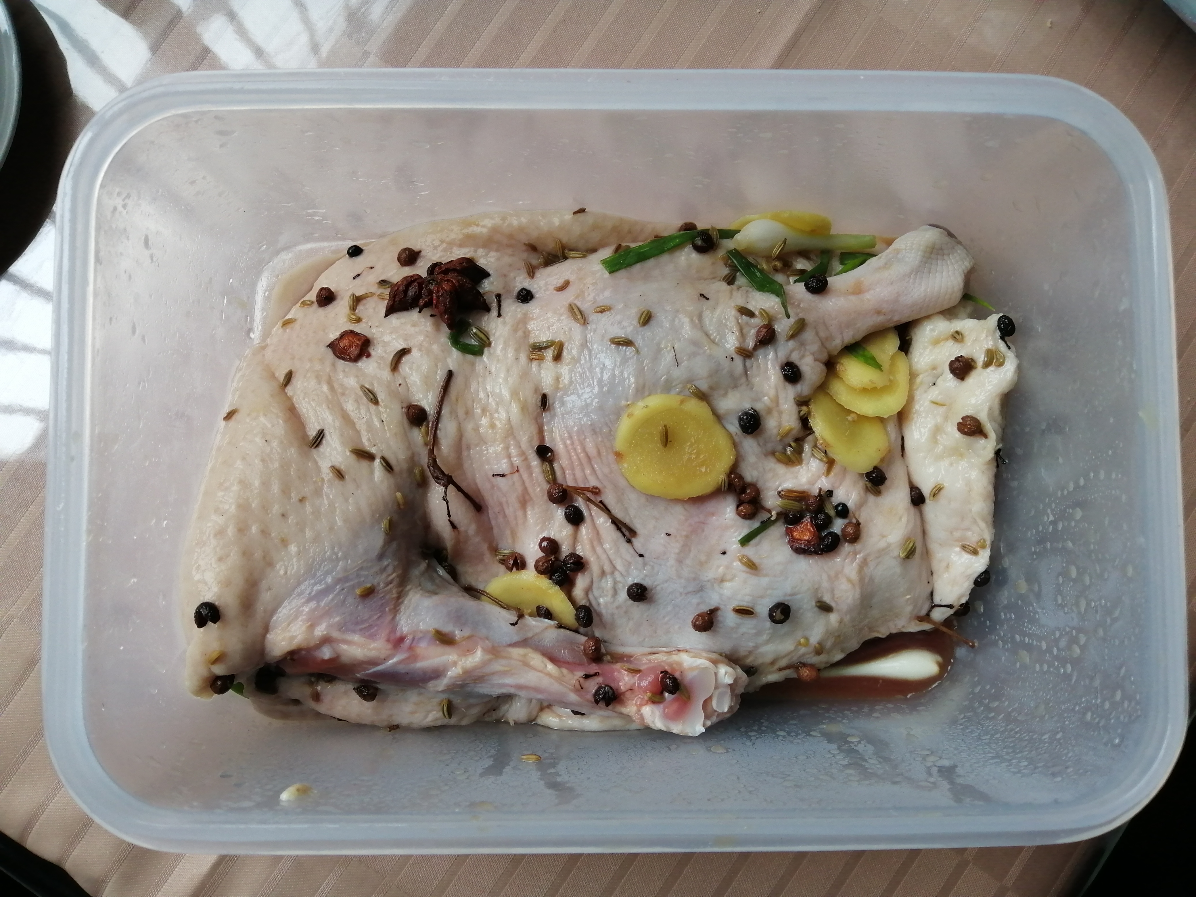 想吃脆皮烤鸭不用去饭店，这样做方法很简单，皮脆肉还嫩，真香