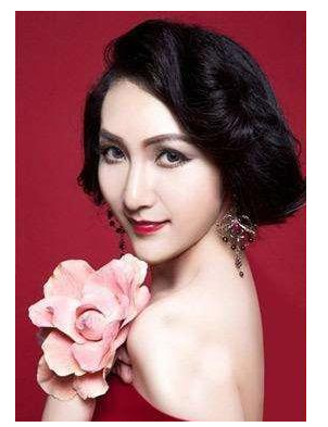 2005年，少年背母上学感动中国后，变性成女人，如今美到认不出