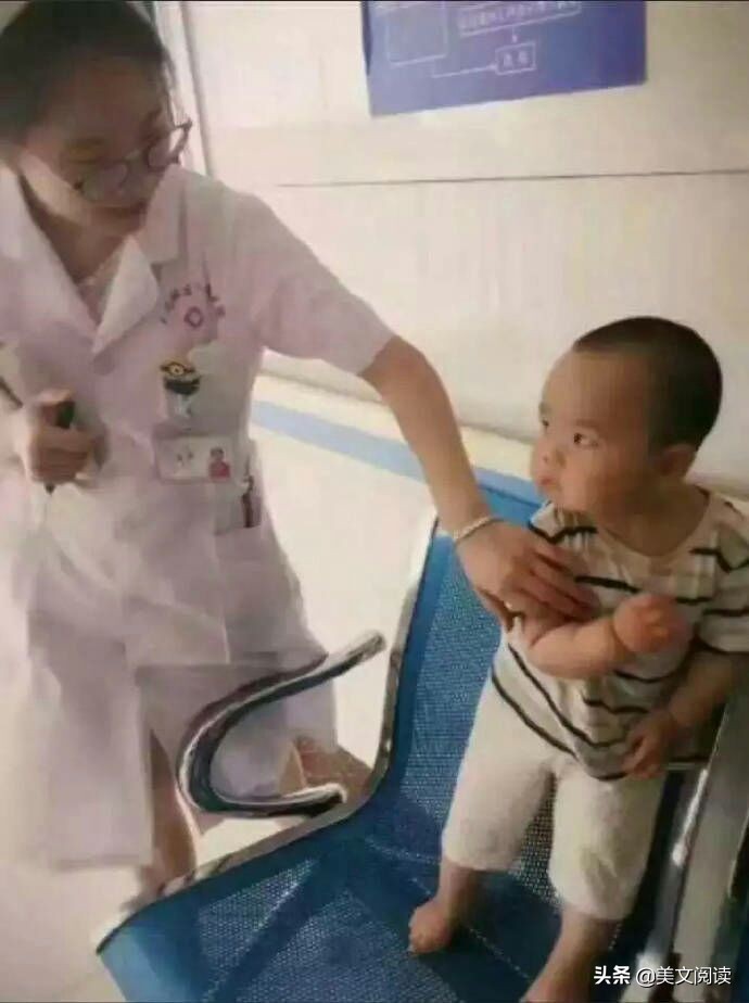乐哉！今日喜接小千金放学归，笑语踏晚风。