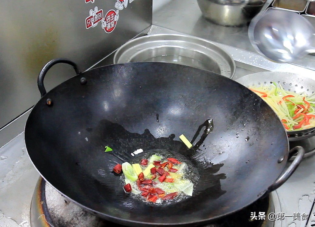 最接地气家常菜酸辣土豆丝，酸辣爽口，很多人第一步就做错了 第13张