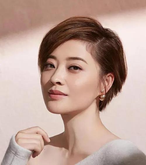 她早期就是一副明星脸,《不要和陌生人说话》《父母爱情》都是大众