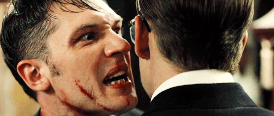 对 汤姆哈迪 饰演的《传奇》封神之作,一人分饰两角有何看法?