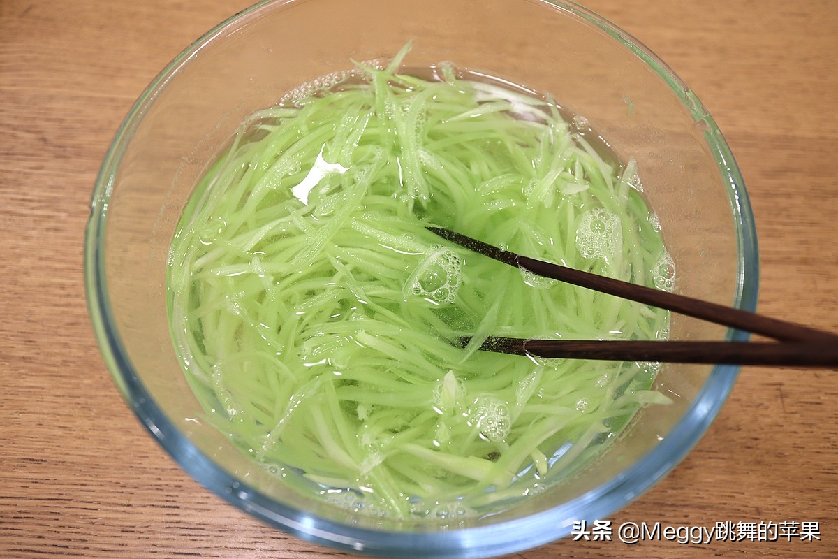低脂低卡的炝拌莴笋丝，清香脆嫩不上火，简单一拌特开胃
