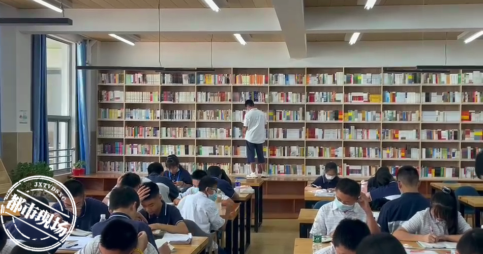 南昌：学校提供“暑期托管服务”，学生在图书馆过暑假，家长：很放心