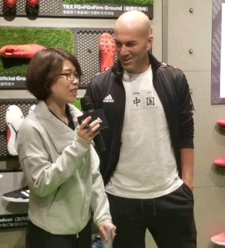 齊達內打乒乓球（齊達內中國行打乒乓球，技術不敢恭維，胸前二字讓人肅然起敬）