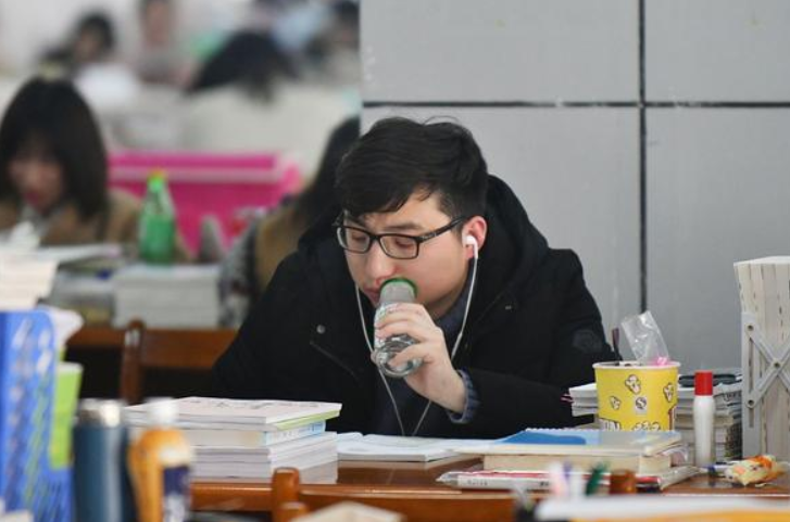 3000块请不动农民工，却能招到一批大学生，是现状还是误解？