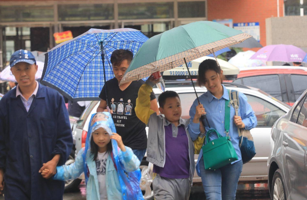 钟点工为学生保驾护航，上海出现“新职业”，家长能放心吗？