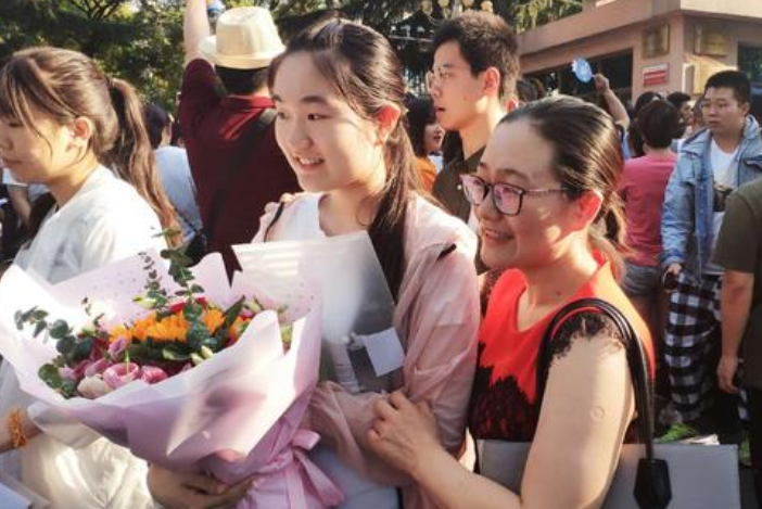 学生中高考当天，家长有必要“全程陪考”吗？聪明家长都这样做