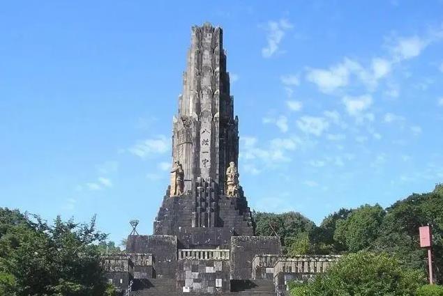 日本镇魂塔：压着中国238块石头，很多来自长城和泰山，其心可诛