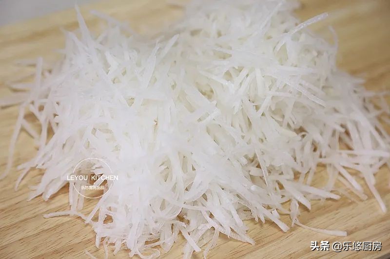 秋冬多吃萝卜好处多，简单一蒸，软软糯糯，再蘸上料汁吃，太香了