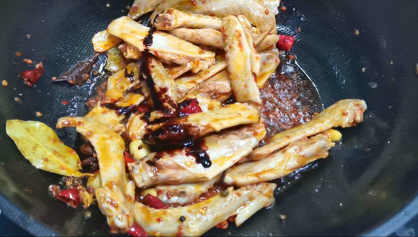 红烧鸭翅的家常做法（家庭版红烧鸭翅好吃过瘾）