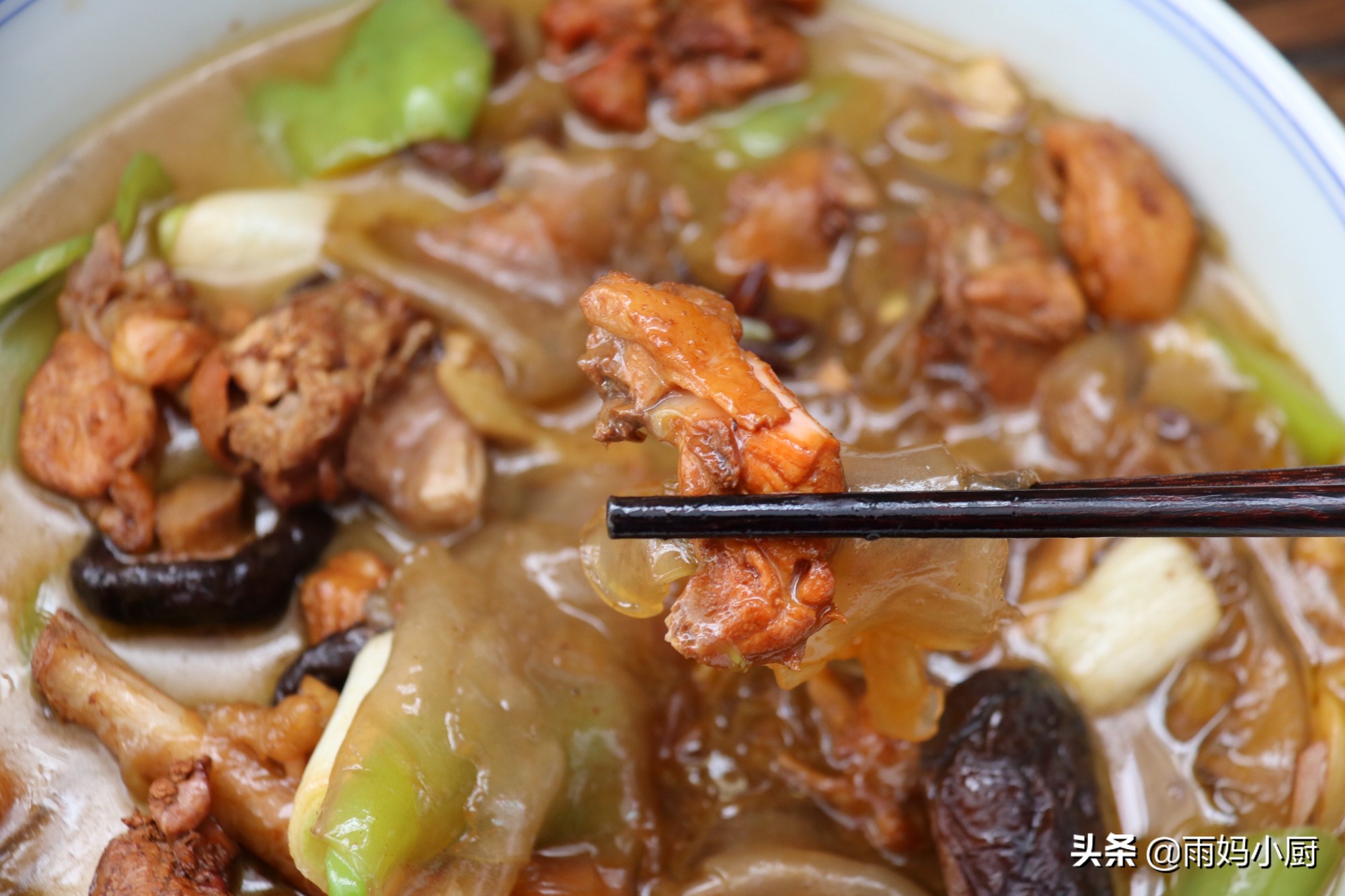 香菇粉皮炖鸡的做法(天冷晚餐就爱一锅炖,有菜有肉又下饭,营养美味