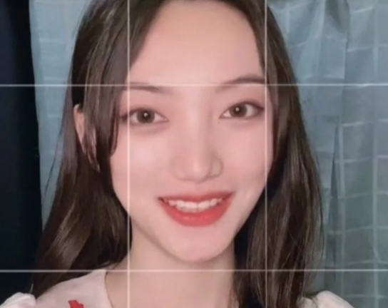 青岛大学举牌小姐姐火了，美若天仙，网友调侃：是青大“高攀”了