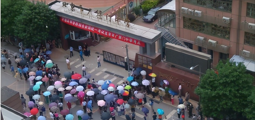 “每逢高考必下雨”已经成了高考定律，看似不好，其实考生很受益