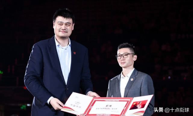 nba为什么和中国闹翻(当年姚明和刘炜为什么会因劳资合同反目？一条短信引发的相互误解)