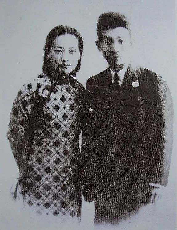 俯首甘为孺子牛上一句（《自嘲》：横眉冷对千夫指，俯首甘为孺子牛）