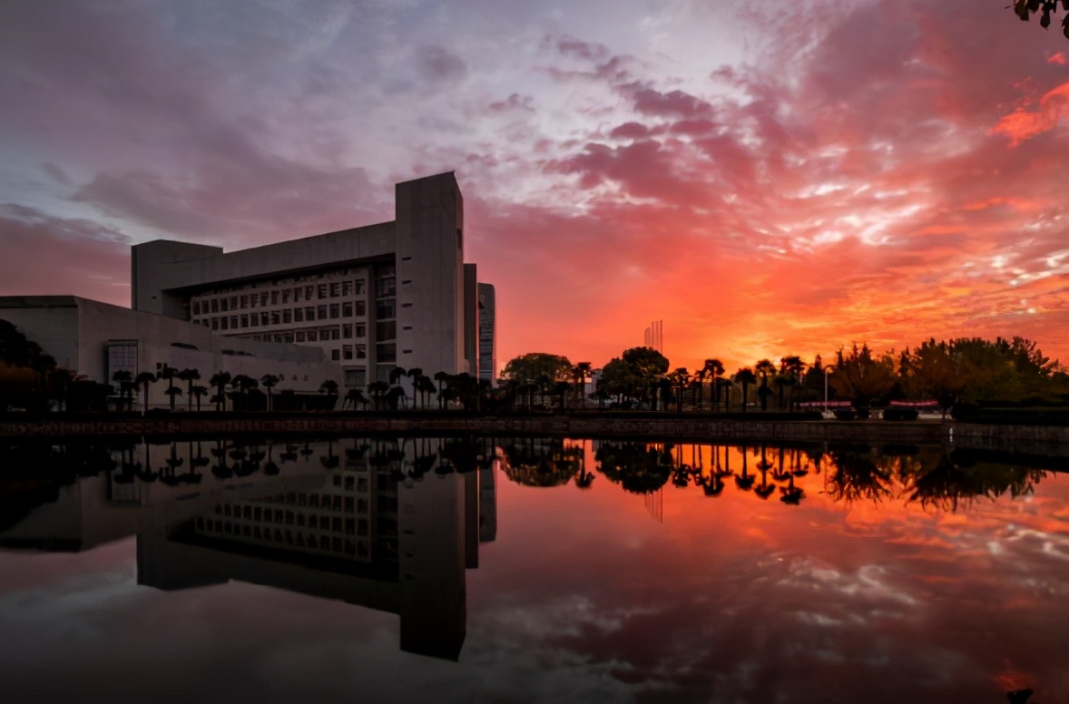 我国很豪华的几所大学宿舍，海景房配落地窗，很多学生都不想毕业