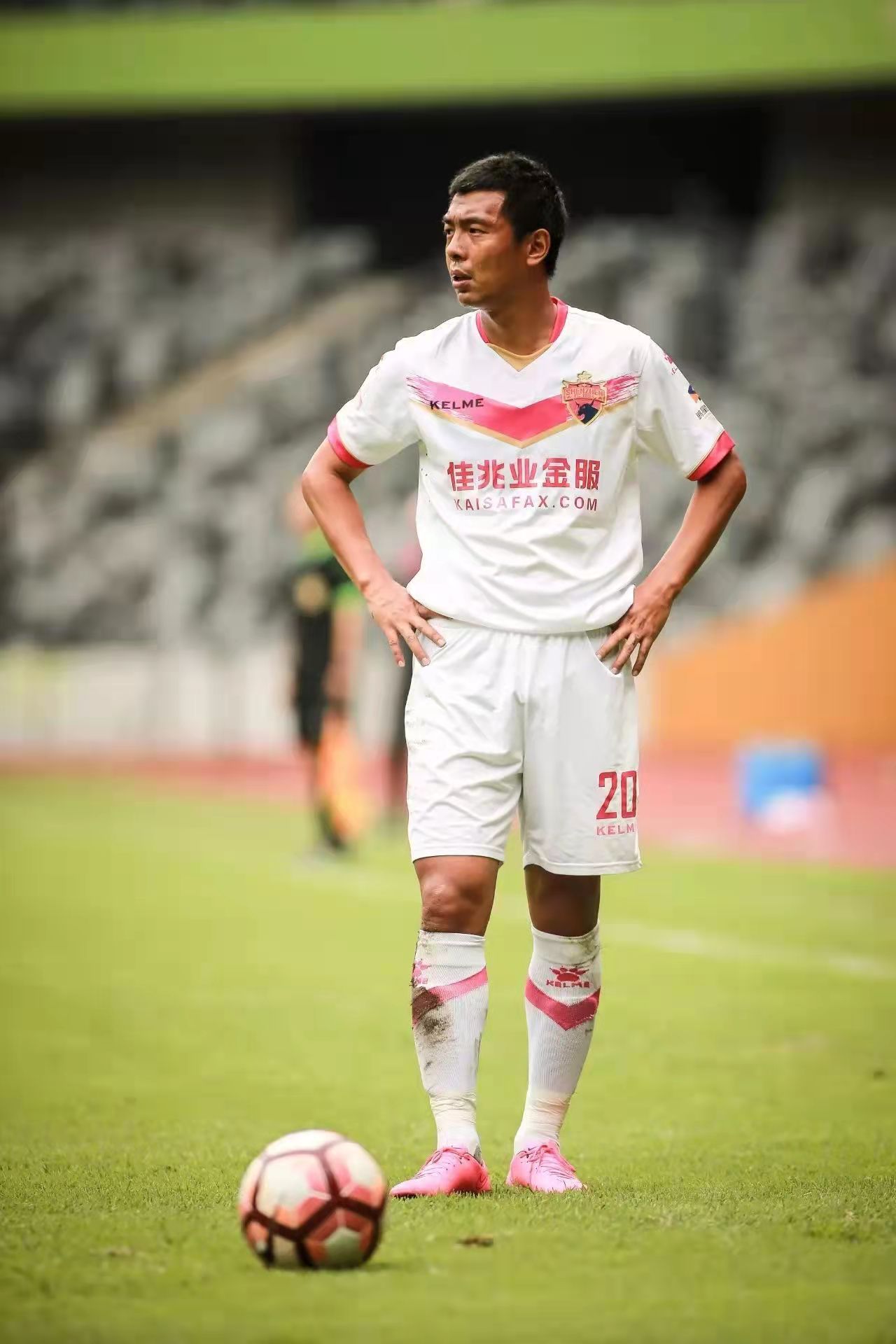 争议的,出道于辽宁青年队,他与王新欣曾是继辽小虎之后辽足的当家球星