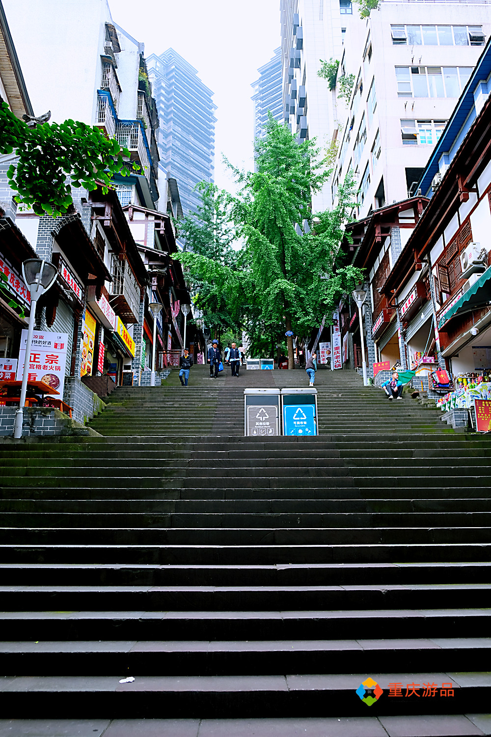 魅力渝中：重庆主城最高人行坡道，旁边就是电梯，却还是非常热闹