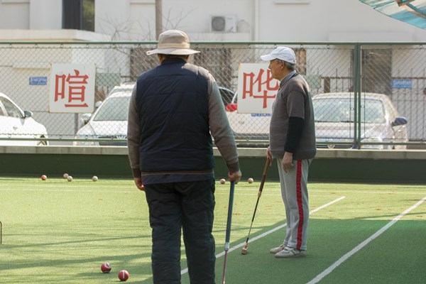 女孩学网球好还是羽毛球好(调查约120万人：比游泳和跑步更好，挥拍类运动到底好在哪里？)