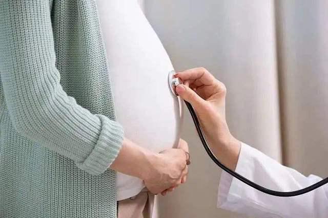 孕期怎样预防妊娠纹？妇幼专家分享：学会4招，远离“花肚皮”