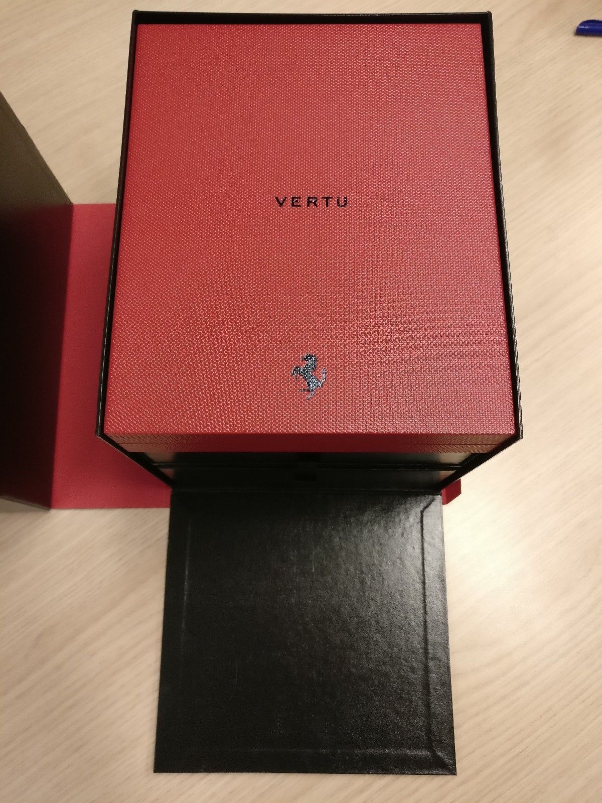 vertu法拉利联名限量手机,二手标价1.5万美元,价格涨了3倍