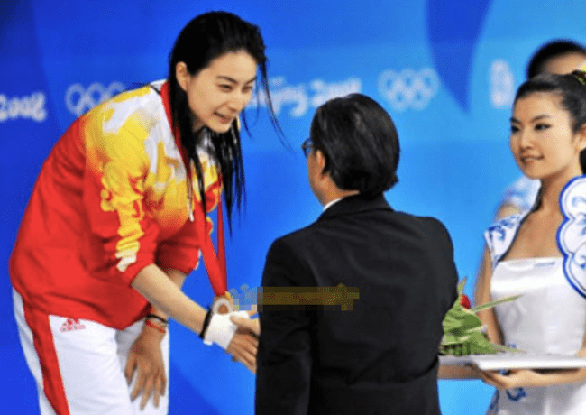 郭晶晶拿了几个奥运会冠军（退役多年再现奥运会，给裁判打分，郭晶晶为何依旧是顶流？）