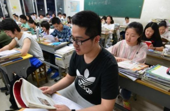 武汉多所民办高校“涨价”，学生陷入两难选择，继续读还是选退学