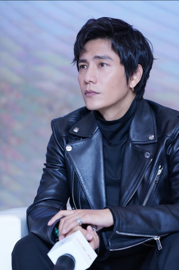 陈坤身穿黑色皮衣,配上金色耳环,真是又痞又帅,太迷人了