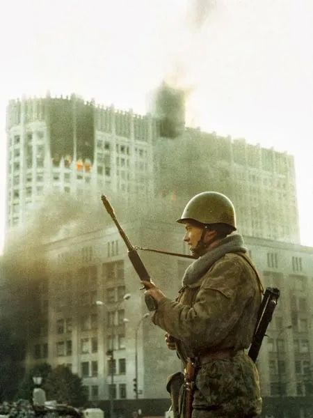 如愿以偿地建立了总统集权制,议会(最高苏维埃)则被改名为国家杜马,成