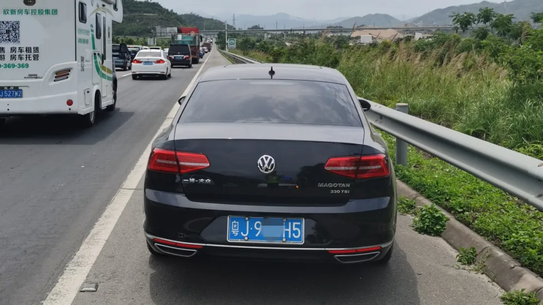 深圳宝马高速狂飙151，得知超速司机笑出来：幸好今天带上老婆
