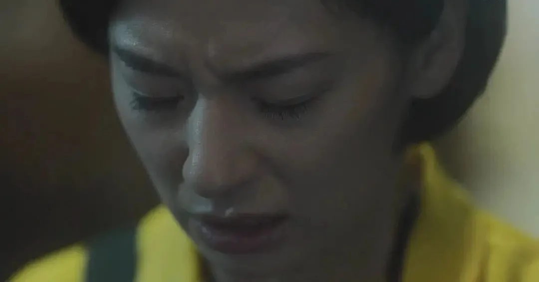 惊魂1分钟，女子当街被人强行拖拽：保证书有用的话，要法律干嘛