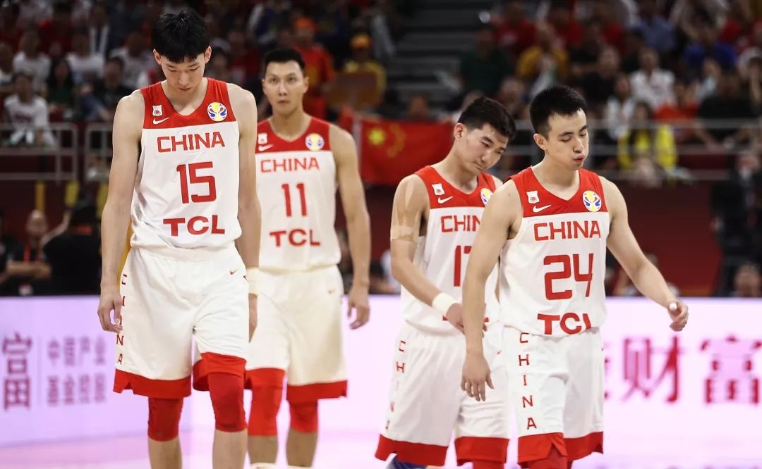 为什么奥运篮球比分比nba低(奥运会落下帷幕，中国男篮无奈成看客，他们究竟差在哪里？)