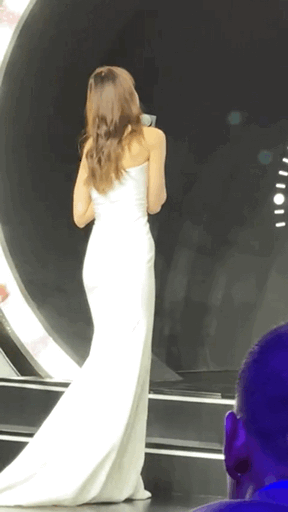 热巴穿镂空吊带裙参加活动!侧面开叉缝住一截,巴掌全程挡在领口