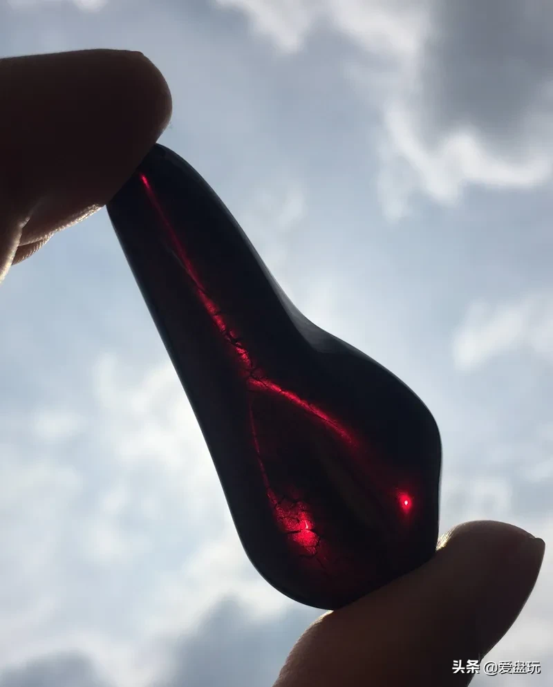 一条红蜜蜡,卖1万?玩友:咋瞅着像豆腐乳成精
