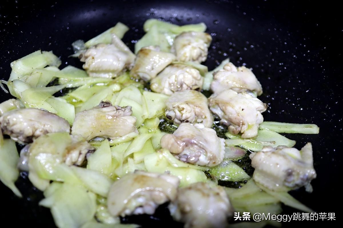 突破传统的鸡翅做法，爆炒出锅滑又嫩，去腥不用酒，只用这一味料