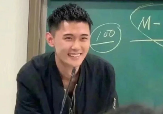 上海一教师工资单曝光，月收入近3万引热议，老师却觉得情理之中