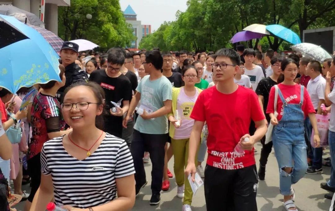 高考分刚过本科线，报“专科”还是“三本”？老师的建议很实在