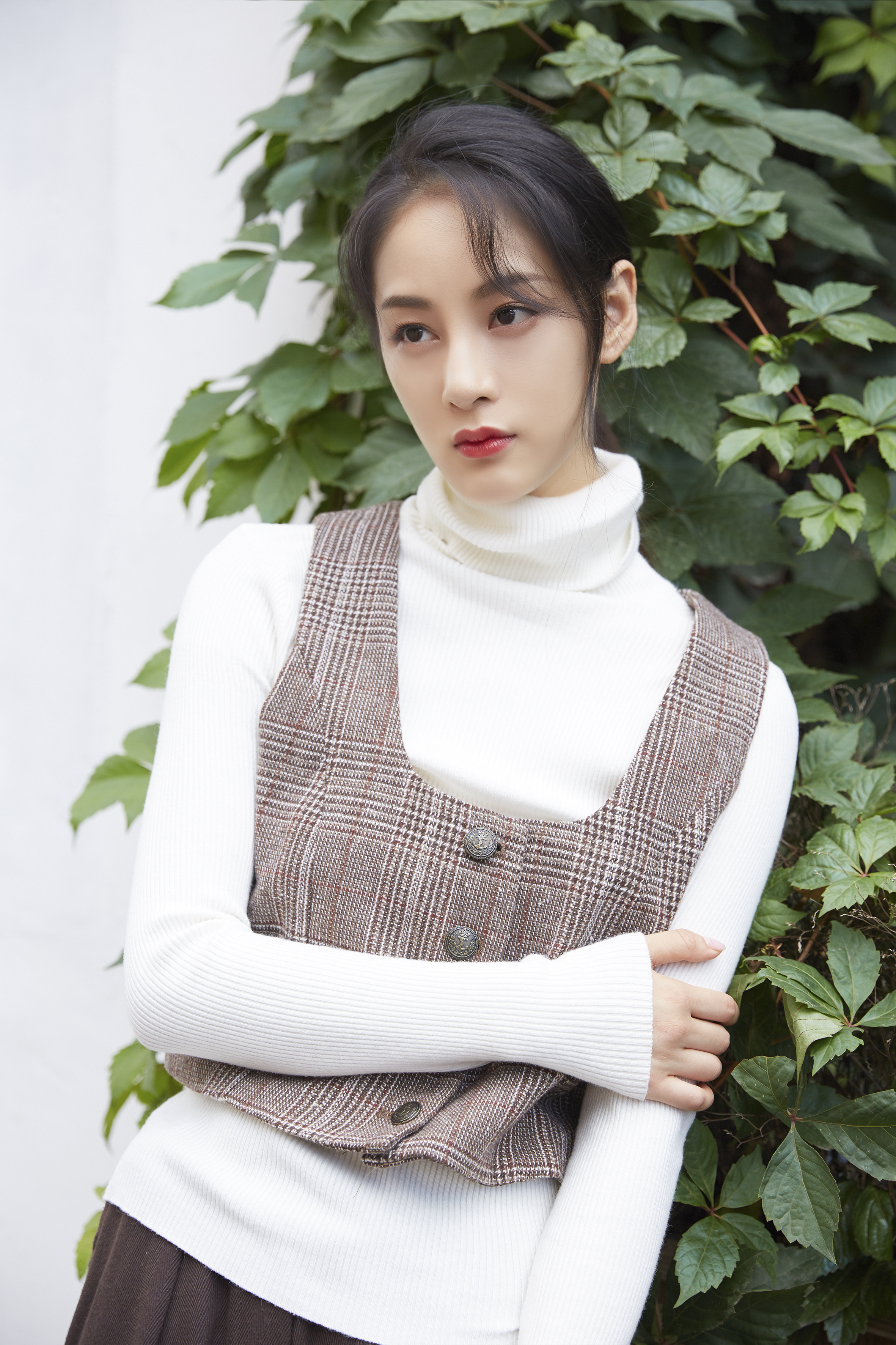 今年是赵圆瑗出道的第8年,因为一直不火,她演的几乎都是配角,她今年也