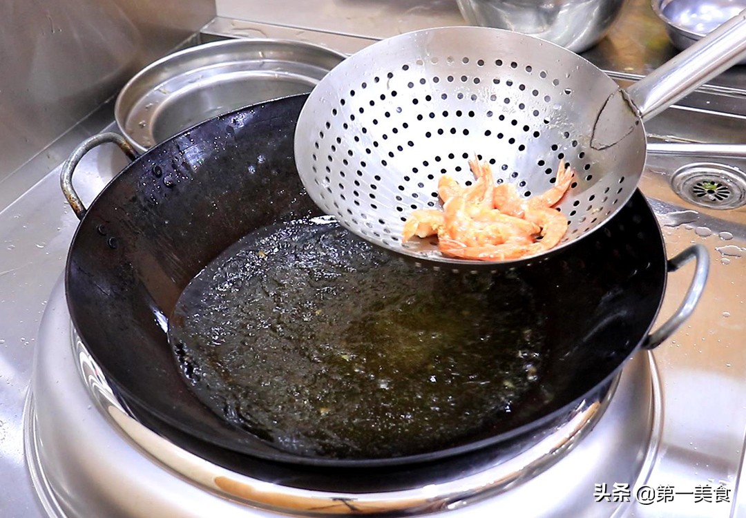 这才是干虾的正确做法。厨师长详细地告诉了我。用香辛料吃饭，真的能勾起食欲。