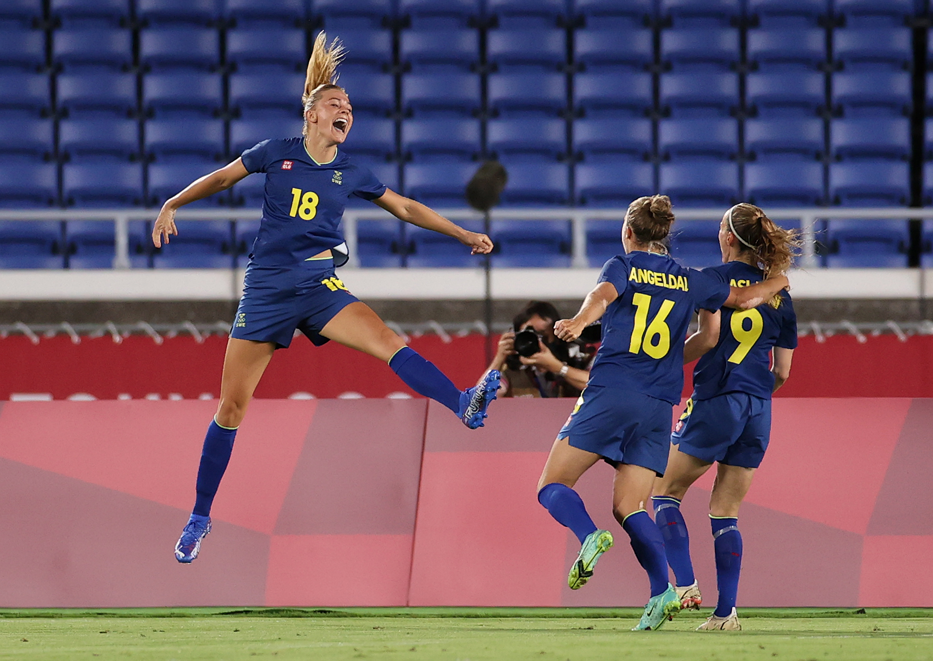 瑞典1比0澳大利亚进决赛(1-0，晋级决赛！奥运女足金牌热门狂飙，两大亚洲冠军成垫脚石)